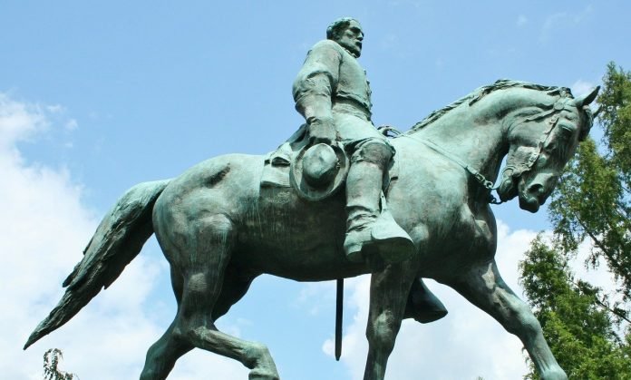 statue-53321_1280 Photo of a Robert E. Lee monument